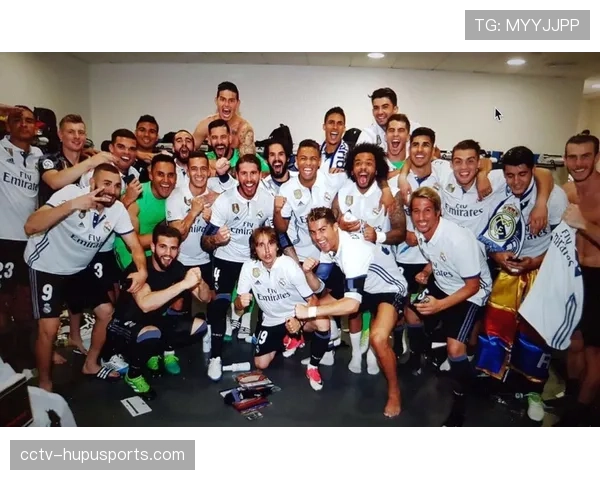 特写:皇马更衣室内的疯狂庆祝,安切洛蒂与贝林厄姆拥抱 特写:皇马更衣室内的疯狂庆祝,安切洛蒂与贝林厄姆拥抱